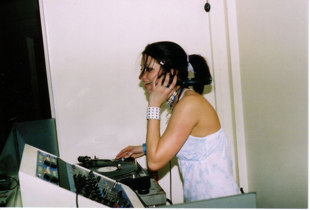 http://www.djclodagh.com/Images/Berlin%202004/4Clodagh%20Bournemouth.jpg